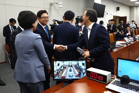 2023년 3월 22일 오후 국회에서 열린 정치개혁특별위원회 전체회의에서 남인순 위원장과 김성원 국민의힘 의원, 전재수 더불어민주당 의원 등이 악수하고 있다. 사진=박은숙 기자