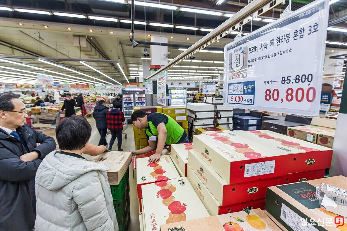 금사과 여파에 유통업계는 가성비를 내세운 사과·배·한라봉 혼합 선물세트를 선보였다. 사진=최준필 기자