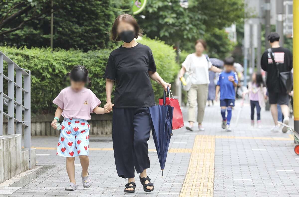 서울 용산구 한 아파트 단지 인근 유치원 하원하는 어린이와 보호자가 집으로 향하고 있다. 사진=박정훈 기자