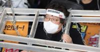 지하철 4호선 혜화역 대합실서 침묵시위 하던 전장연 활동가 경찰에 연행