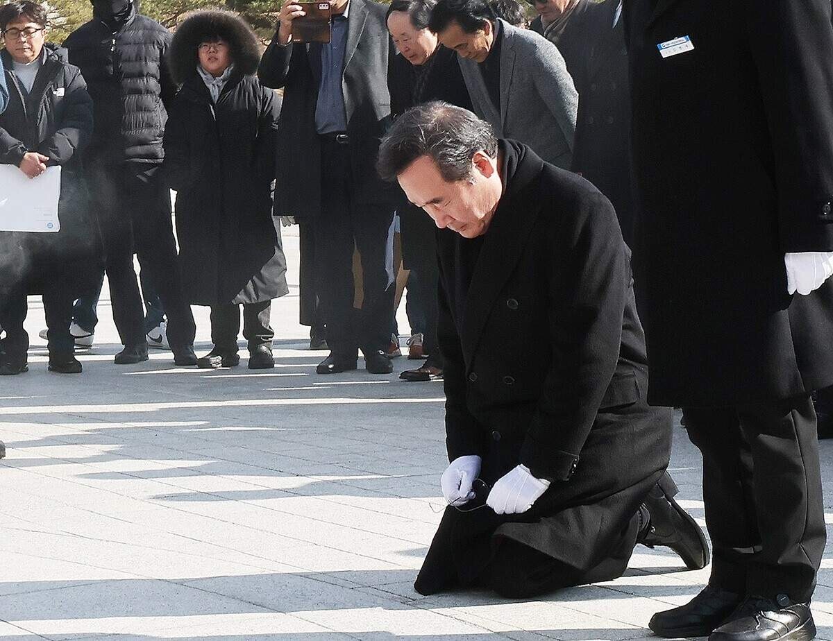 이낙연 전 대표가 7일 오전 광주 북구 국립 5·18 민주묘지에서 무릎을 꿇고 참배하고 있는 모습. 사진=연합뉴스