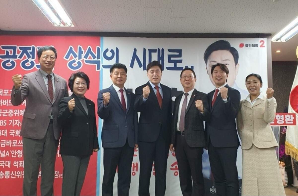 서울 송파갑 출마를 선언한 안형환 예비후보(사진 가운데)가 선거사무소를 개소했다. 사진=안형환 선거사무소 제공
