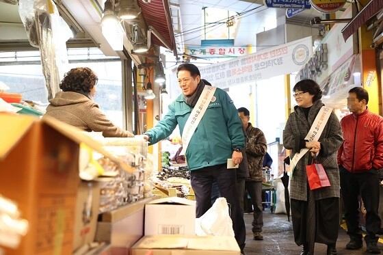 최대호 안양시장이 5일 호계시장을 방문해 상인들과 소통하고 있다. 사진=안양시 제공