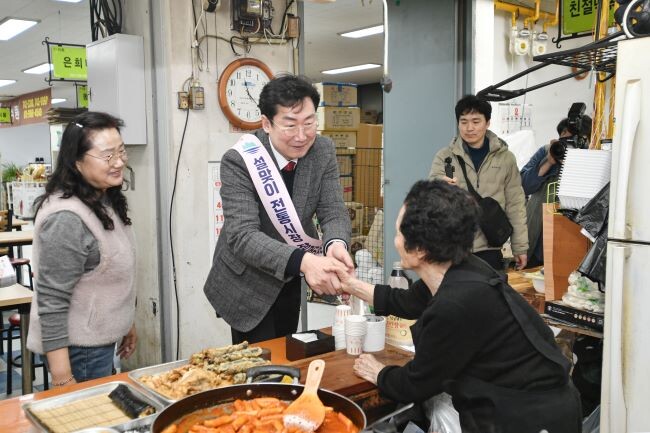 7일 오전 자유시장에서 전통시장 장보기 행사에 나선 원강수 원주시장. 사진제공=원주시
