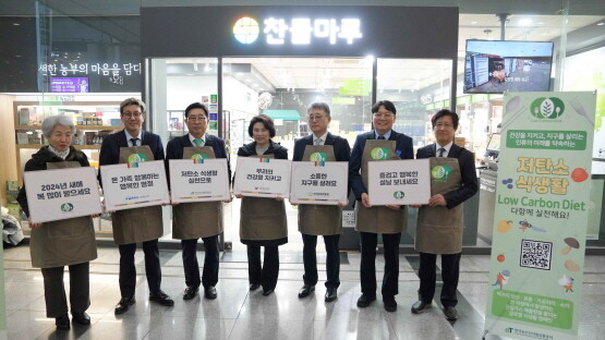 7일 용산역 찬들마루 매장에서 관계자들이 저탄소 식생활 실천을 다짐하고 있다. 왼쪽 두 번째가 코레일유통 김영태 대표. 사진=코레일유통 제공