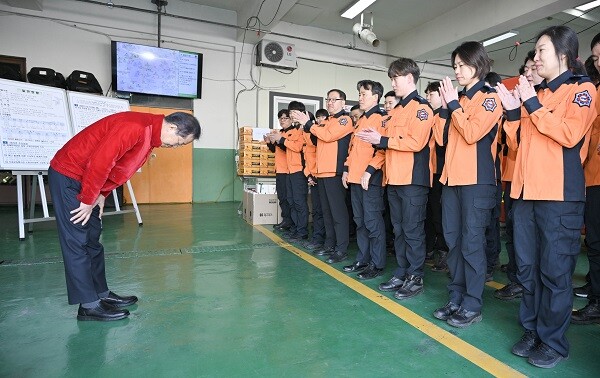 8일 홍준표 시장이 중부소방서를 방문해 소방공무원에서 감사의 인사를 전하고 있다. 사진=대구시 제공