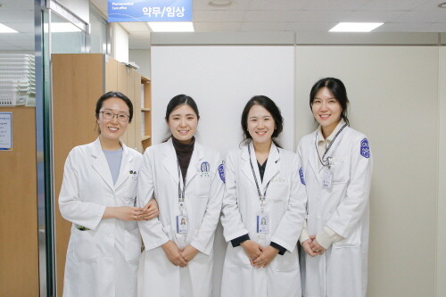 (왼쪽부터)김지연, 박지은, 김현아, 연경숙 약사. 사진=국제성모병원 제공