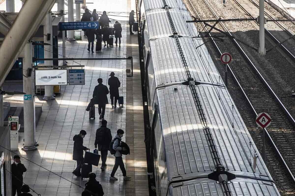 서울 용산구 서울역에서 귀성객들이 고향으로 출발하는 열차를 타기 위해 이동하고 있다. 사진=최준필 기자