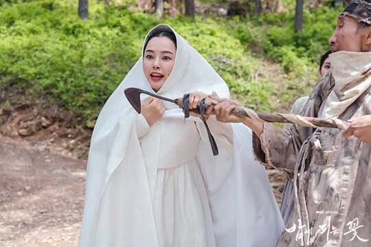 순간 최고 시청률 14.4%(닐슨코리아 기준)까지 치솟으며 인기리에 방영 중인 MBC 드라마 '밤에 피는 꽃'에서 이하늬는 밤이 되면 담을 넘는 15년차 수절 과부 조여화 역을 맡아 맹열연을 펼쳤다. 사진=MBC 제공