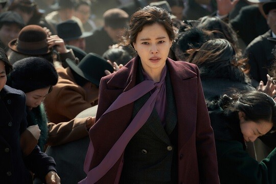 '유령'에서의 이하늬는 앞서 그가 로맨스나 코미디 장르에서 비슷한 연기를 보였다는 일부 혹평을 뒤집어 놓을 만큼 완벽한 액션과 감정 연기를 선보였다. 사진=영화 '유령' 스틸컷