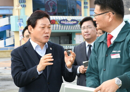 박완수 경남도지사가 로봇랜드 현장점검을 갖는 모습. 사진=경남도 제공