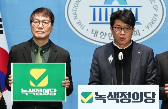 녹색정의당 김준우, 김찬휘 공동대표가 1월 26일 서울 여의도 국회 소통관에서 선거연합정당 녹색정의당의 PI(당 상징·Party Identity) 발표 기자회견을 하고 있다. 사진=박은숙 기자