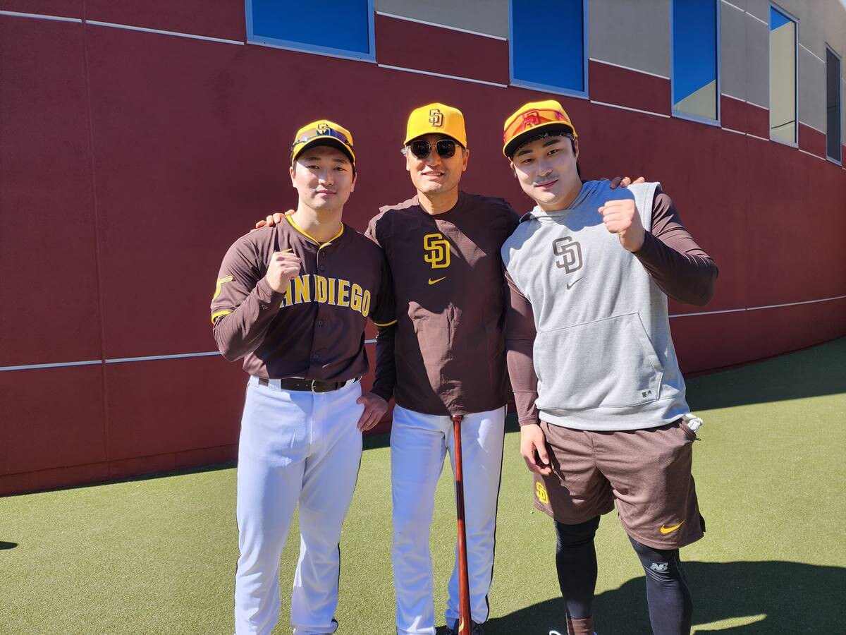 샌디에이고 파드리스 스프링캠프지에는 고우석, 김하성과 더불어 박찬호 샌디에이고 특별고문도 함께했다. 그는 자신과 같은 투수 포지션인 고우석의 불펜 피칭을 지켜보고 조언을 건넸다. 사진=이영미 기자