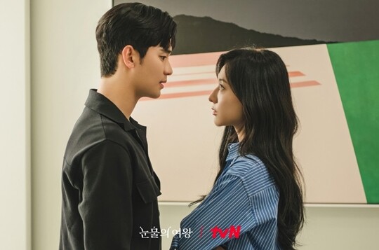 ‘눈물의 여왕’은 막강한 김수현과 김지원 카드로 주연배우진을 채운 것도 눈길을 끌지만 ‘별에서 온 그대’ ‘사랑의 불시착’ 등의 박지은 작가가 대본을 맡아 기대감이 매우 큰 작품이다. 사진=tvN 제공