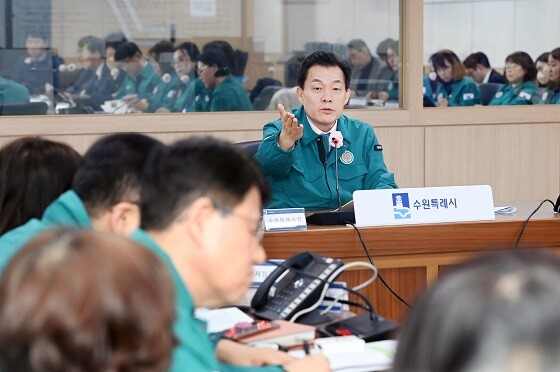 이재준 수원특례시장이 23일 재난안전대책본부 회의를 주재하고 있다. 사진=수원특례시 제공