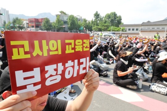 지난해 7월 서울 종로구 정부서울청사 앞에서 열린 ‘서이초 교사 추모 및 교사 생존권 공교육 정상화를 위한 집회’에 전국에서 모인 교사들이 손팻말을 들고 구호를 외치는 모습. 사진=박정훈 기자