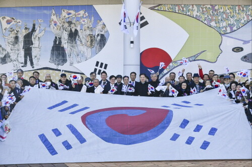기념관 앞 광장에서 대형 데니 태극기를 함께 펼쳐 3·1 독립만세의 정신을 계승하는 퍼포먼스를 선보이고 있다. 사진=김포시 제공