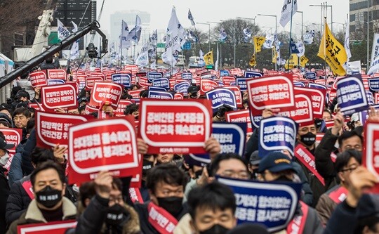 정부의 의대증원 강행과 필수의료 정책 패키지에 반발한 전국 의사들이 3월 3일 오후 서울 영등포구 여의대로에서 전국의사 총궐기대회를 열고 정부정책을 규탄하고 있다. 사진=최준필 기자