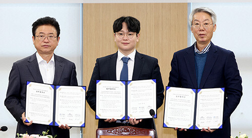 경북도와 경북경제진흥원, ㈜야놀자에프엔비솔루션이 4일 '푸드테크 기반 외식산업 디지털 대전환'을 위한 업무협약식을 갖고 기념촬영을 하고 있다. 사진 왼쪽부터 이철우 지사, 김정섭 ㈜야놀자에프엔비솔루션 대표, 송경창 경북경제진흥원 원장. 사진=경북도 제공