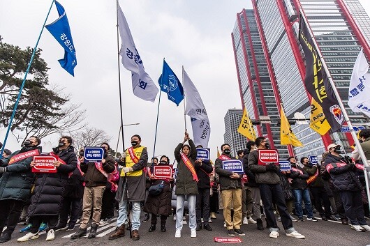 정부의 의대증원 강행과 필수의료 정책 패키지에 반발한 전국 의사들이 3월 3일 오후 서울 영등포구 여의대로에서 전국의사 총궐기대회를 열고 정부정책을 규탄하고 있다. 사진=최준필 기자