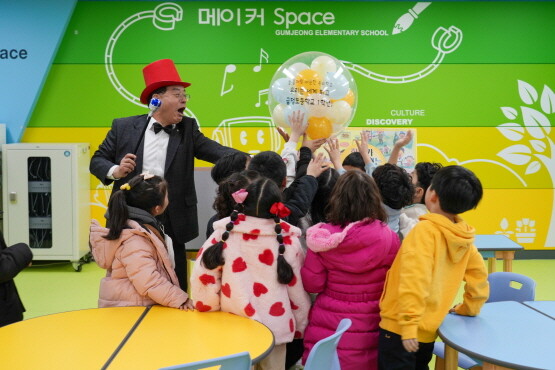초등학생과의 소통을 위해 마법사로 분한 하윤수 부산교육감. 사진=부산시교육청 제공