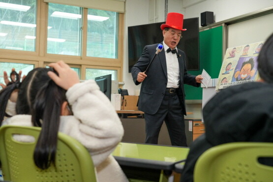 7일 펼쳐진 하윤수 교육감의 재능기부 모습. 사진=부산시교육청 제공