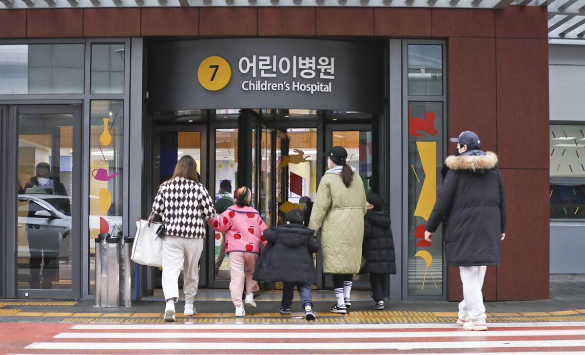지난 2월 19일 오후 세브란스병원 어린이병원에 환자와 보호자가 들어가고 있다. 사진은 기사 특정 내용과 관련없음. 사진=박정훈 기자