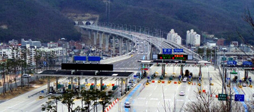 대구시는 민자도로인 앞산터널로(대구 4차순환도로 상인~범물간) 자금재조달 협상을 완료하고 실시협약을 변경 체결했다고 14일 밝혔다.