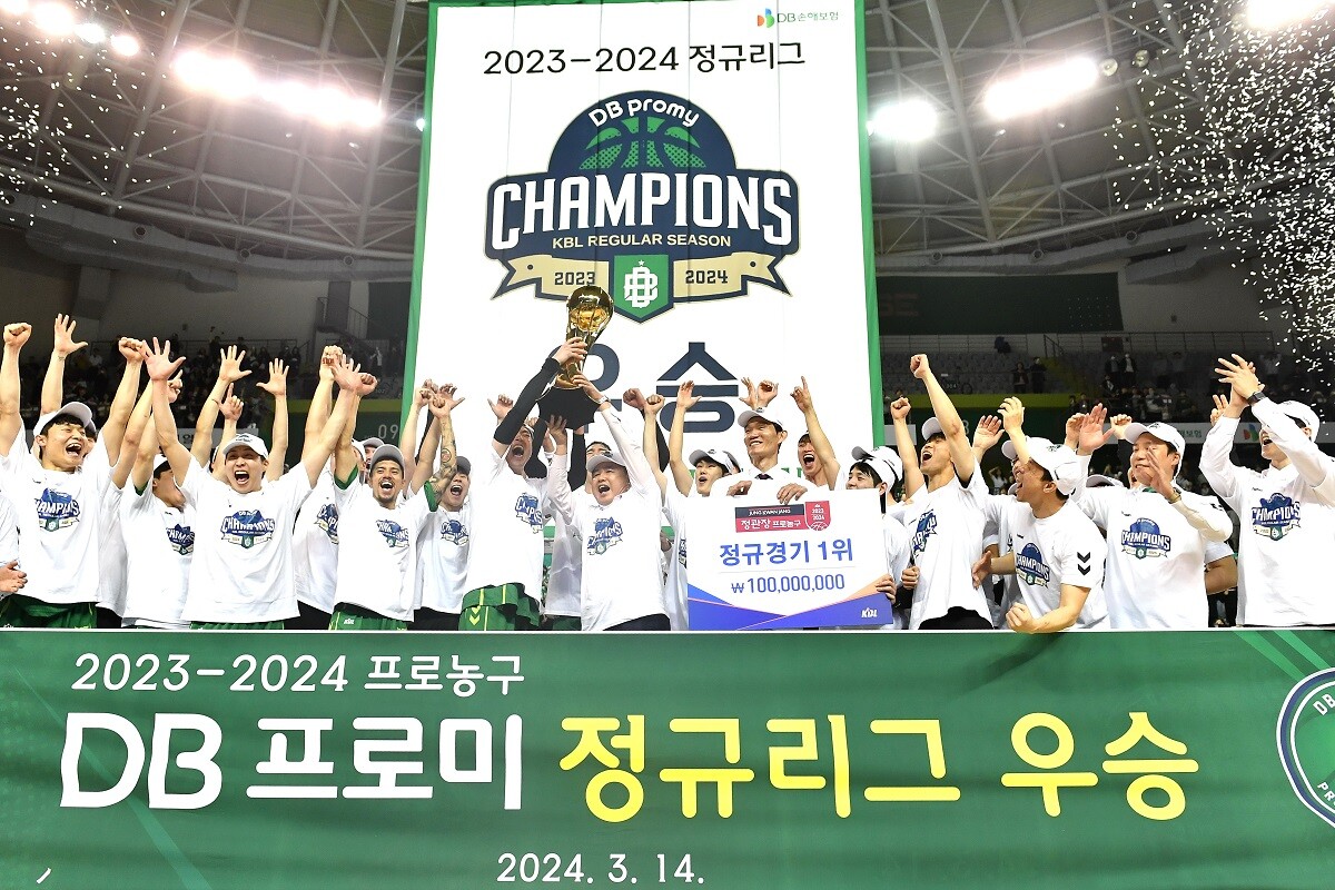 DB가 6년만에 정규리그 우승컵을 들어올렸다. 사진=KBL 제공