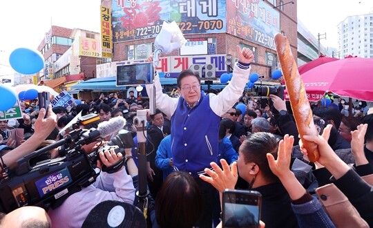 이재명 더불어민주당 대표가 3월 15일 부산 기장군 기장시장을 찾아 지지자들에게 인사하고 있다. 사진=연합뉴스