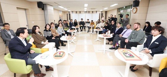 임태희 경기도교육감이 15일 경기도교육청국제교육원을 방문해 정담회를 갖고 있다. 사진=경기도교육청 제공