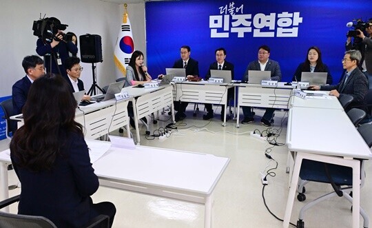 윤영덕 더불어민주연합 공동대표와 위원들이 3월 14일 서울 여의도 당사에서 비례대표 후보자 면접을 하고 있다. 사진=국회사진취재단