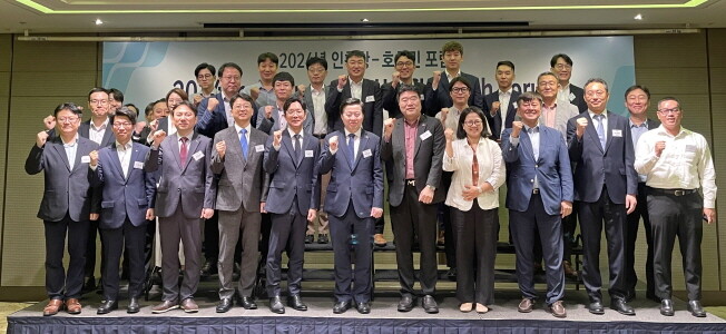 2024년 인천항-호치민 포럼 참석자들이 기념촬영을 하고 있다. 사진=인천항만공사 제공