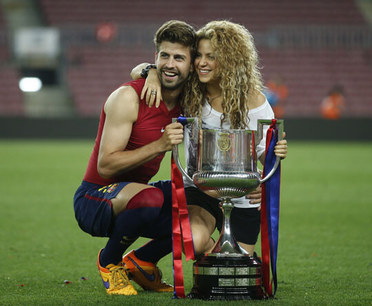 2015년 5월 샤키라가 FC바르셀로나 제라르 피케의 스페인 국왕컵 우승을 축하하고 있다. 사진=EPA/연합뉴스