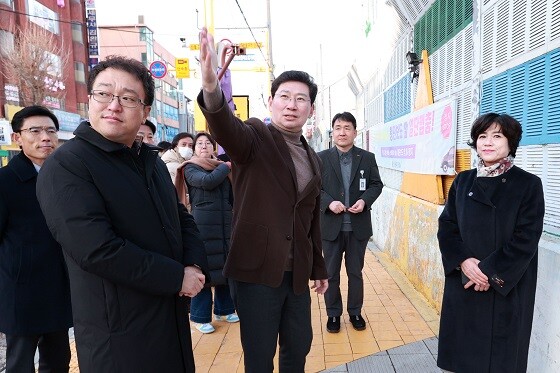 이상일 용인특례시장이 지난해 12월 신갈초등학교를 방문해 방음벽 교체 공사와 관련된 상황을 학교 관계자와 학부모들에게 설명하고 있다. 사진=용인특례시 제공