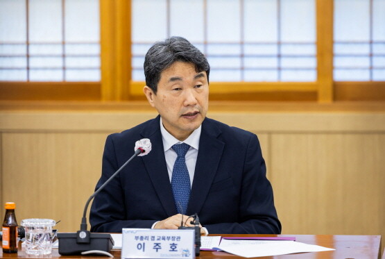 이주호 부총리 겸 교육부 장관이 경상국립대을 찾아 의과대학 정원 배정에 따른 대학의 교육여건 개선 계획과 준비 상황을 점검하고 대학의 의견을 수렴했다. 사진=경상국립대 제공