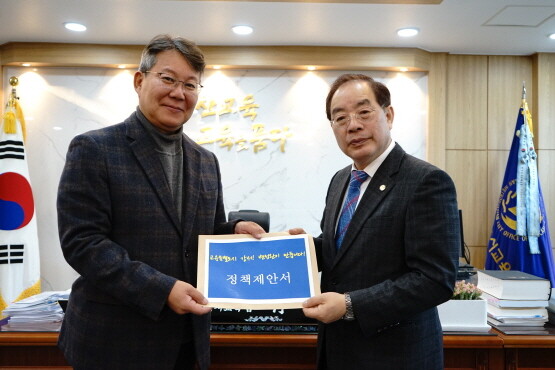 변성완 후보가 하윤수 부산교육감을 만나 교육 정책제안서를 전달하는 모습. 사진=변성완 캠프 제공