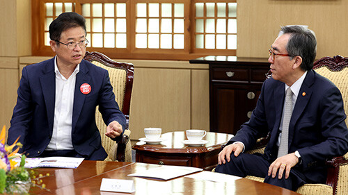 27일 이철우 지사(왼쪽)가 외교부장관 만남 2025년 아시아태평양 경제협력체(APEC) 정상회의 경주 유치의 의미와 개최 최적지로서의 강점과 당위성을 설명하고 있다. 사진=경북도 제공