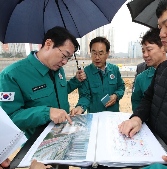 경부고속도로 지하화 사업 현장을 찾은 정명근 화성시장. 사진=화성시 제공