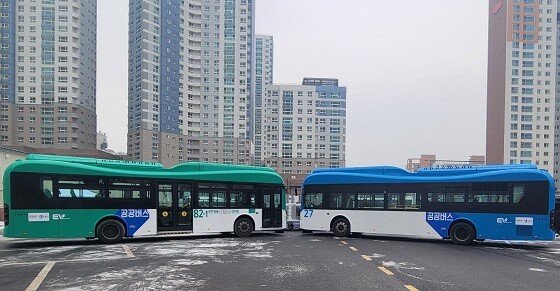 왼쪽 시군주관 시내버스, 오른쪽 도주관 시내버스. 사진=경기도 제공