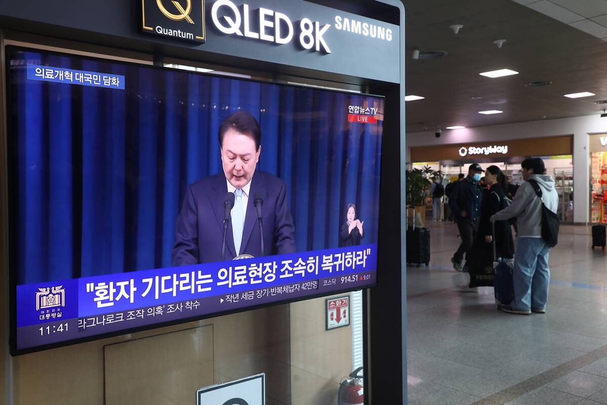 1일 오전 윤석열 대통령의 대국민 담화가 서울역 TV에서 생중계 되고 있다. 사진=임준선 기자