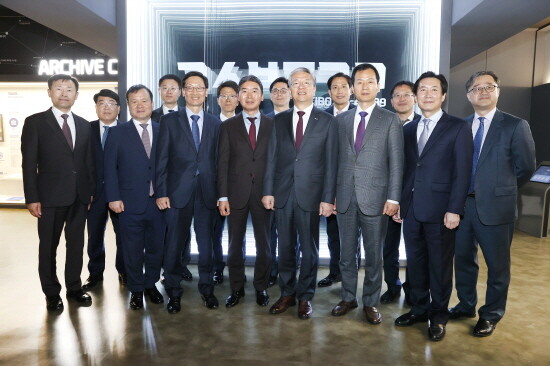 김종호 기보 이사장(앞줄 오른쪽 네 번째)과 전현직 임원들이 창립 35주년 기념촬영을 하고 있다. 사진=기보 제공