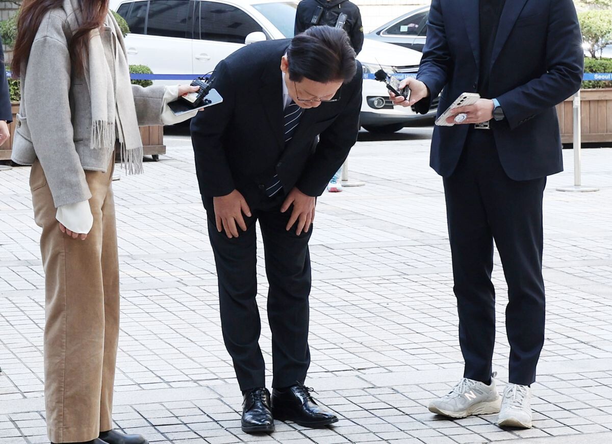 더불어민주당 이재명 대표가 4월 2일 오전 서울 서초구 서울중앙지법에서 열린 '대장동 배임·성남FC 뇌물' 관련 1심 속행 공판에 출석해 허리숙여 인사하고 있다. 사진=연합뉴스