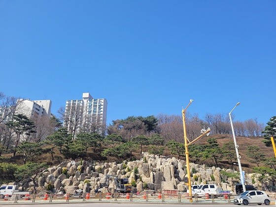 자연스럽게 물이 흐르는 디자인으로 조성한 철쭉폭포 모습. 사진=군포시 제공