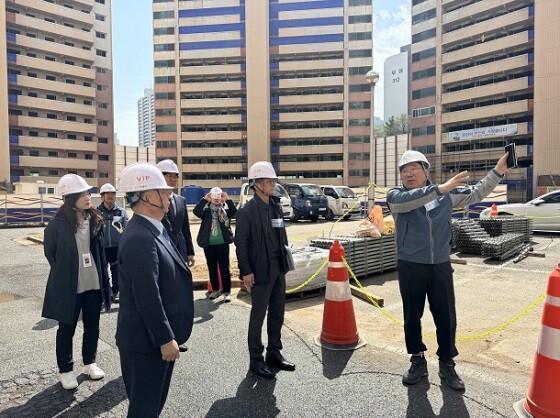 한근수 경기도교육청 교육협력국장이 2일 성남의 한 사업장을 방문해 교육환경평가서 스인내용 이행현황을 점검하고 있다. 사진=경기도교육청 제공