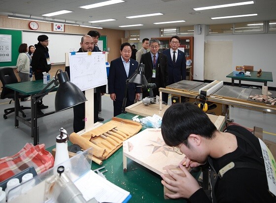 주광덕 남양주시장이 3일 남양주고등학교를 방문해  '2024년 경기도 기능경기대회' 경기를 참관하고 있다. 사진=남양주시 제공