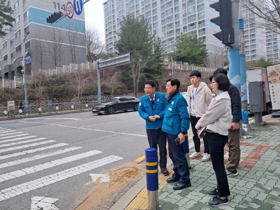 정종복 기장군수가 교차로 사망사고 발생구역을 점검하고 있다. 사진=기장군 제공