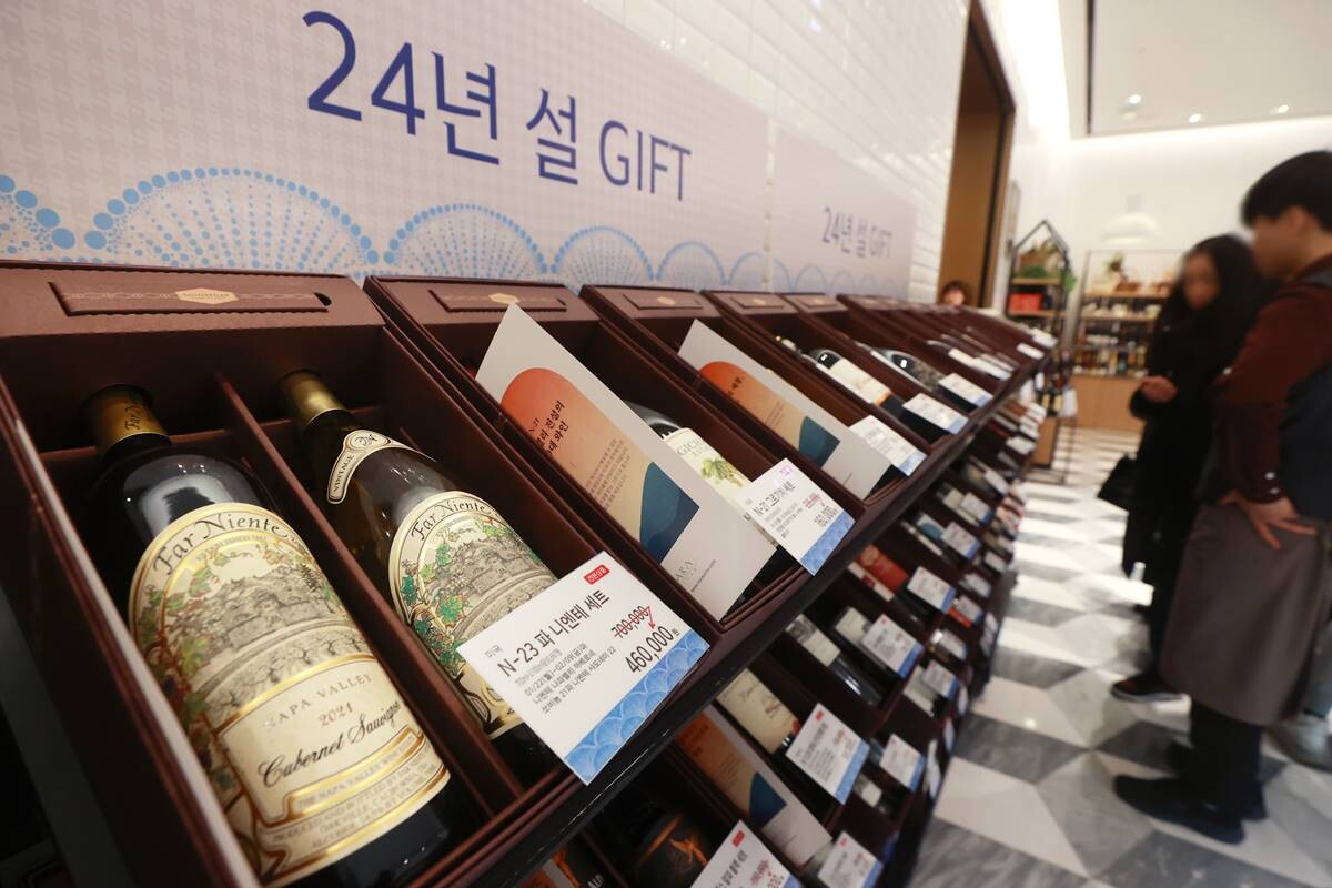 서울시내 한 백화점에 판매 중인 와인. 사진=연합뉴스