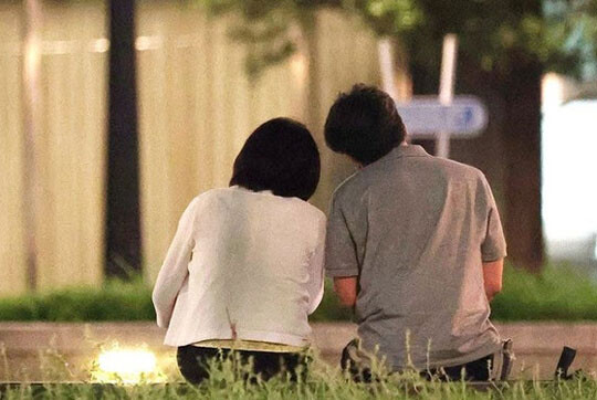 2020년 8월 주간문춘은 코로나 방역 최전선에 있던 하시모토 가쿠 중의원(오른쪽)과 지미 하나코 참의원이 연일 불륜 데이트를 즐겼다고 보도했다. 사진=주간문춘 홈페이지 캡처