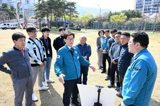 정종복 기장군수가 지역주민과 함께 정관 중앙공원에서 지하저류시설 설치 계획을 점검하고 있다. 사진=기장군 제공